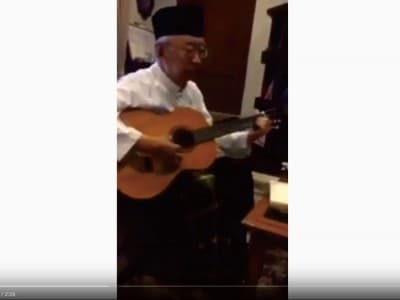 Gus Sholah Muda Gemar Nyanyi dan Main Bola