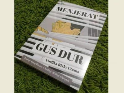 Empat Catatan Penting dari Buku Menjerat Gus Dur