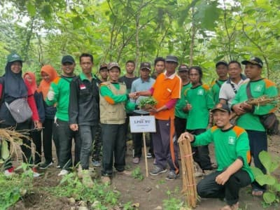 LPBINU dan Komunitas Vespa Ponorogo Tanam Pohon Jaga Kelestarian Mata Air