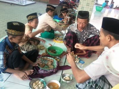 Tradisi yang Diingkari dan yang Dilestarikan 