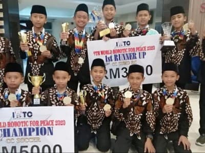Puluhan Santri di Blitar Juara Umum Lomba Robot Internasional