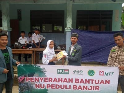 NU Peduli dan Majelis Taklim Telkomsel Bantu Sekolah Terdampak Banjir di Lebak