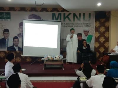 Demi NU, Habib Salim bin Jindan Siap Pakai Sarung