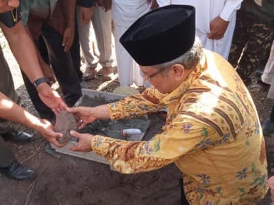 Kiai Said Letakkan Batu Pertama Pembangunan 2 Sekolah di Maluku Utara