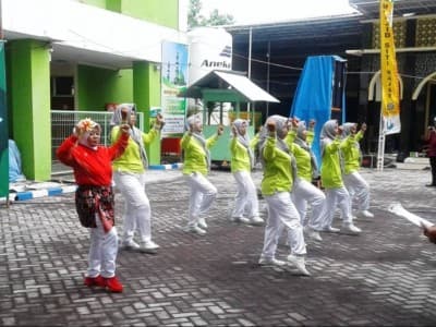 Keseruan Lomba Senam Lansia di RSI Siti Hajar Sidoarjo