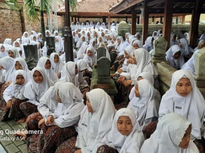 Kenang Jasa Pendiri, Santri Qudsiyyah Kudus Ziarahi Makam KHR Asnawi