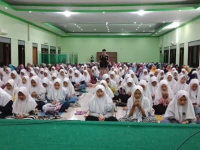 Ratusan Santri Mambaul Ma'arif Jombang Hilangkan Malas dengan Ruqyah