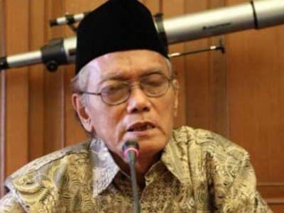 Kiai Ghazalie Masroeri Merawat Anak Cucu NU dengan Almanak