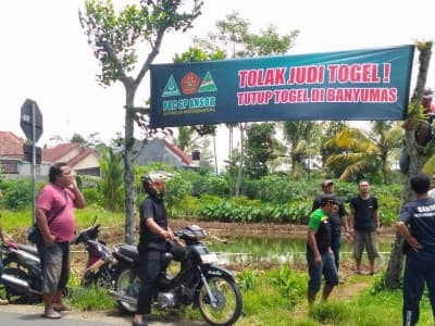 Dukung Berantas Judi, Ansor Banser Banyumas Pasang Ratusan Spanduk