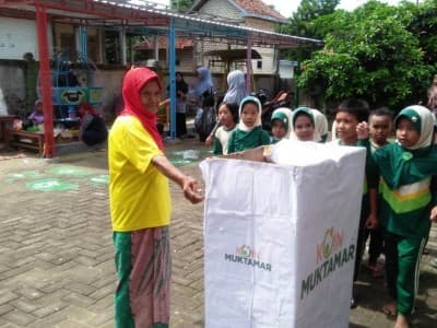 Semangat Sejumlah Emak dan Anak Sumbang Muktamar NU 