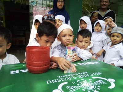 Sejumlah Anak di Surabaya Rela Pecahkan Celengan Demi Muktamar 