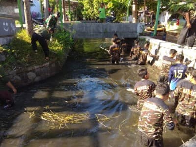 Banser Tulungagung Bersih-bersih Sungai Jenes
