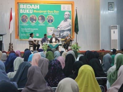 Buku Menjerat Gus Dur Penting Bagi Mahasiswa