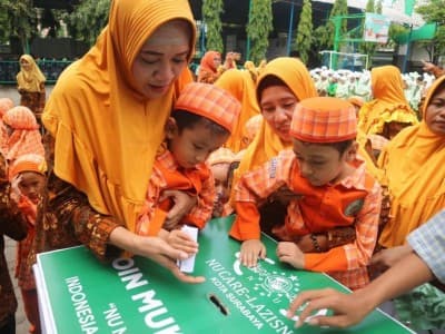 Siswa-siswi Sekolah Ta’miriyah Surabaya Sisihkan Uang untuk Muktamar NU