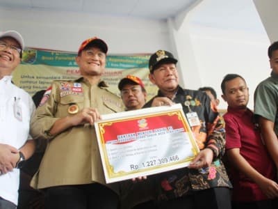 Kunjungi Korban Banjir di Pekalongan, Mensos Beri Bantuan dan Sapa Warga di Pengungsian