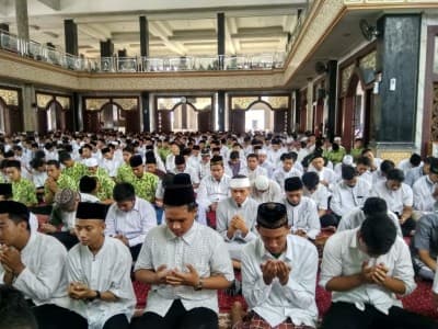 Jelang UN, Ribuan Pelajar Jombang Perkuat Mental Spiritual dengan Istighotsah