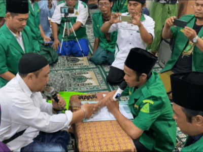 Ansor Denpasar Tuntun Mualaf Baca Syahadat