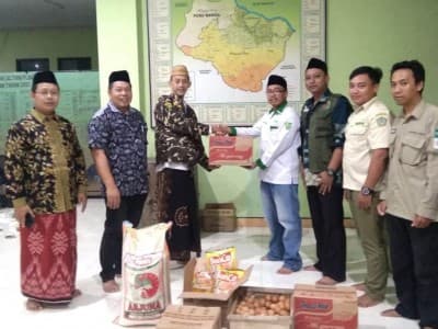 Dua Pekan Banjir Kepung Pasuruan, PWNU Jatim Kirim Bantuan 