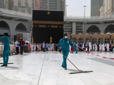 Masjidil Haram dan Masjid Nabawi Kembali Dibuka Usai Disterilisasi