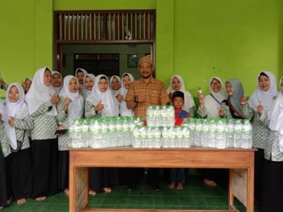 Fatayat NU Mejobo Kudus Perkenalkan Air Kemasan Berlogo AINU