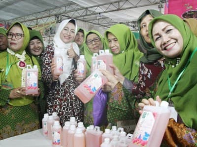 Peringati Harlah Ke-74, Muslimat NU Bumiayu Gelar Bazar UMKM