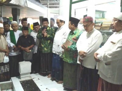 Peringati Harlah ke-97 NU, PWNU Jatim Ziarahi Makam KH Mahfudz Shiddiq Jember