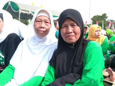 Cinta NU, Nenek 69 Tahun Ini Semangat Jalan Pagi Bareng Gus Mus
