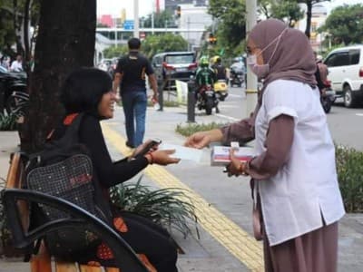 Bantu Masyarakat Cegah Corona, LAZISNU Bagikan Masker Gratis