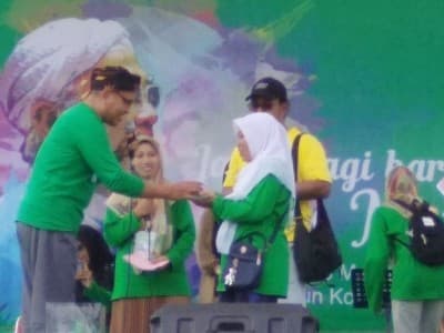 Wanita Ini Menangis Dapat Hadiah dari Gus Mus