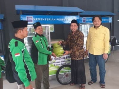 HPN Sumedang Salurkan Gerobak Jualan