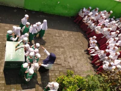 Siswa TK Hingga SMP Al-Hikmah Dewantara Surabaya Sukesakan Koin Muktamar