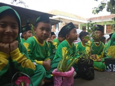 Mengajak Siswa MI NU Karanganyar Sedekah Tanaman