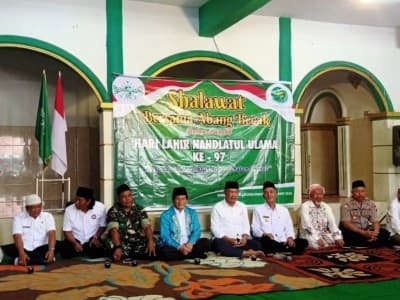 Resepsi Harlah, NU Bondowoso Beri Bantuan Ratusan Pengayuh Becak