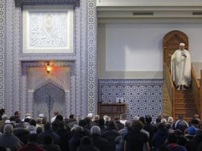 Hukum Melarang Ibadah Jumat oleh Pemerintah karena Virus Berbahaya