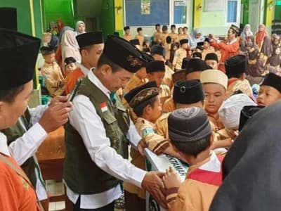 Santri dan Siswa MI Al-Hidayah Ramai-ramai Galang Koin Muktamar