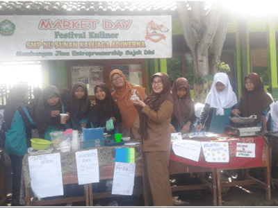 Hari Pasar SMP NU Adiwerna Tegal Latih Kewirausahaan Siswa