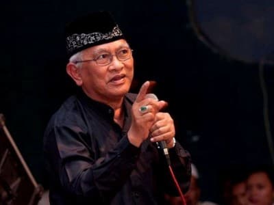 Puisi Gus Mus: Talbiyah dalam Kesendirian