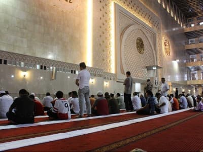 Bolehkah Pemerintah Melarang Pasien Covid-19 Hadiri Shalat Jumat dan Keramaian Umum? 