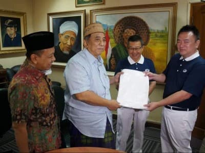 Tzu Chi Serahkan 100 Alat Pelindung Diri dari Covid-19 kepada PBNU