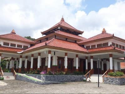 Laksanakan Shalat Jumat, Masjid Pemkab Tegal Terapkan Protokol Kesehatan