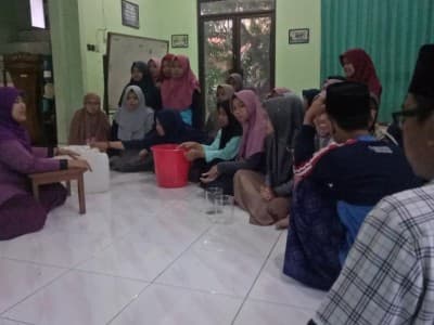 Santri Darul Falah Besongo Semarang Praktik Pembuatan Gel Pembersih Tangan