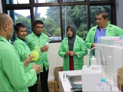 Mahasiswa IAIN Jember Bagikan Gel Pembersih Tangan Buatan Sendiri