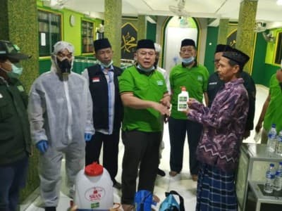 Selain Semprot Masjid, Satgas PWNU DKI Peduli Covid-19 Berbagi Gel Pembersih Tangan