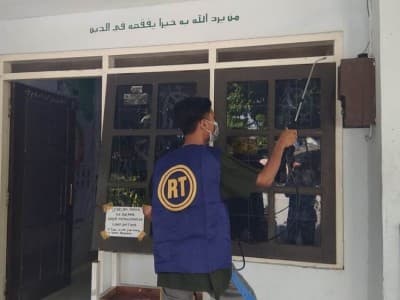 Pesantren Darul Falah Besongo Semprotkan Disinfektan Cegah Corona