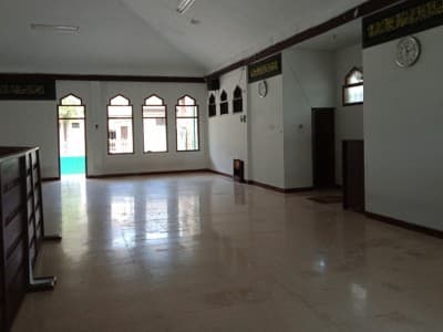 Masjid IAIN Jember Bersihkan Area dan Gulung Karpet untuk Cegah Corona