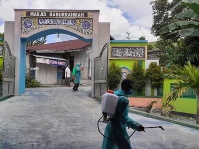 NU Kobar Peduli Covid-19 Semprotkan Disinfektan Ke Makam Raja dan Tempat Ibadah 