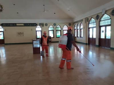Tangkal Covid-19, Masjid Gus Dur Kembali Disemprot Disinfektan