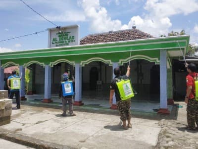  Waspadai Corona, Ansor Bojonegoro Semprot Fasilitas Umum