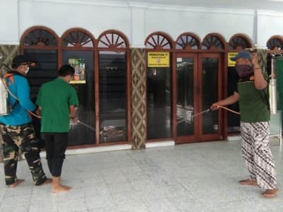 Banser Sidorejo Batang Juga Semprotkan Disinfektan Cegah Corona