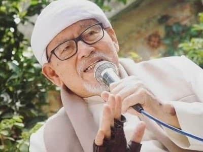 Innalillahi, Pengasuh Pesantren Ilmu Al-Qur'an KH Bashori Alwi Wafat